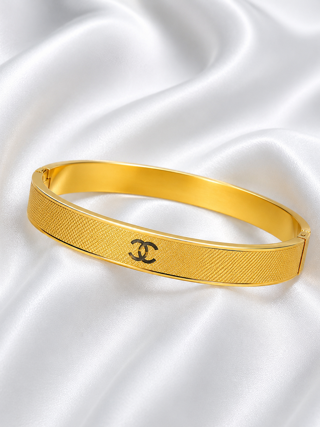 Interlocking CC Textured Bangle